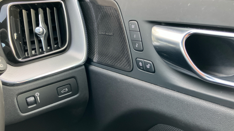 Volvo Xc60 2.0 B5P [250] R DESIGN Pro 5dr AWD Geartronic Petrol Estate